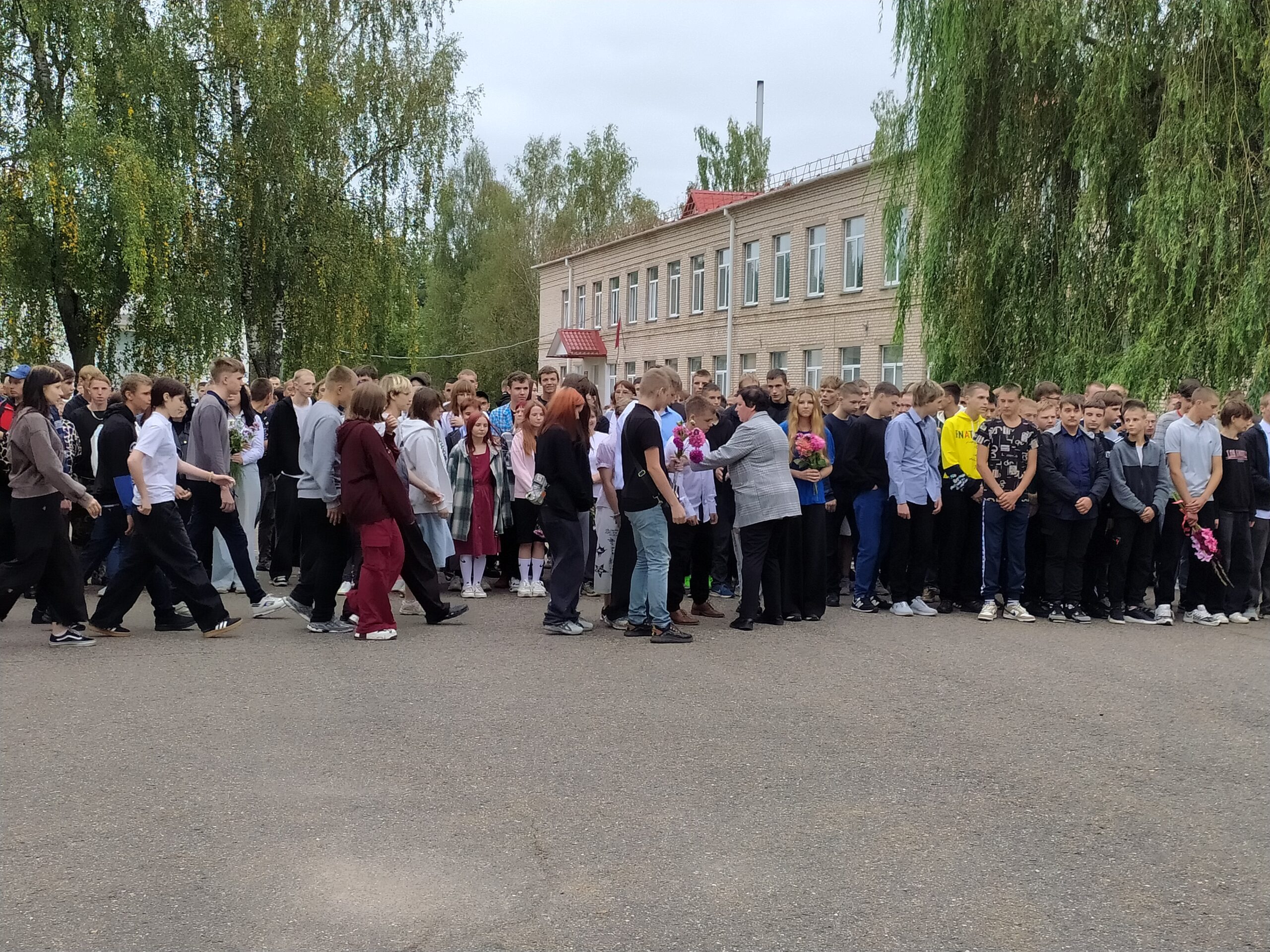 Праздничная линейка ко Дню знаний в Улльском колледже имени Л. М. Доватора